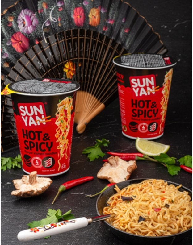 8 vnt. Greitai paruošiamų makaronų SUN YAN aštraus skonio „Hot&Spicy“ po 65g.